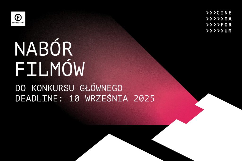 „Grafika promująca nabór filmów do konkursu głównego festiwalu CINEMAFORUM. Na czarnym tle widoczny jest różowy snop światła przypominający światło z projektora. Tekst informuje: ‘Nabór filmów do konkursu głównego. Deadline: 10 września 2025’. W lewym górnym rogu znajduje się logo Filmforum, a w prawym logo CINEMAFORUM.