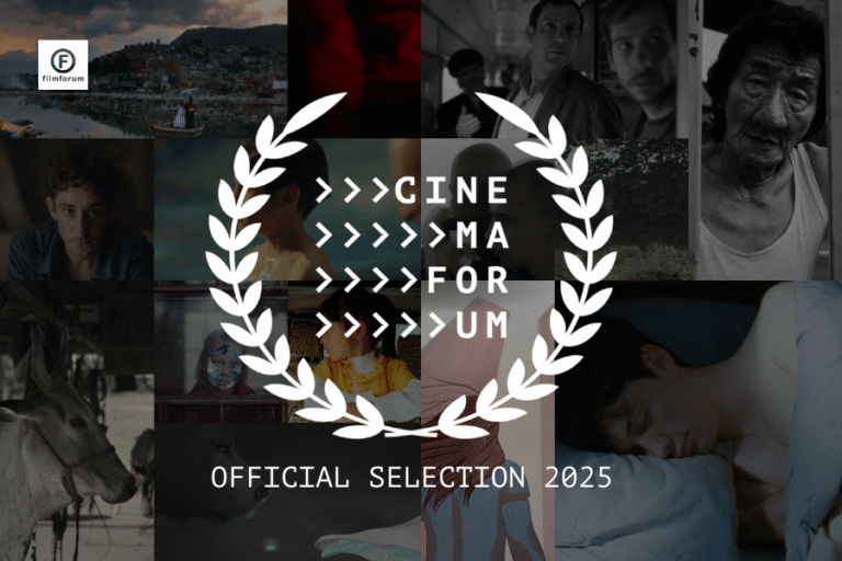 W centrum biały wieniec laurowy otacza napis ‘CINEMAFORUM’ zapisany w pionowych linijkach ze strzałkami ‘>>>’. Pod spodem tekst ‘OFFICIAL SELECTION 2025’. W tle kolaż kadrów z różnych filmów, przedstawiający ludzi, zwierzęta i pejzaże w różnych nastrojach. W lewym górnym rogu małe logo FILMFORUM.